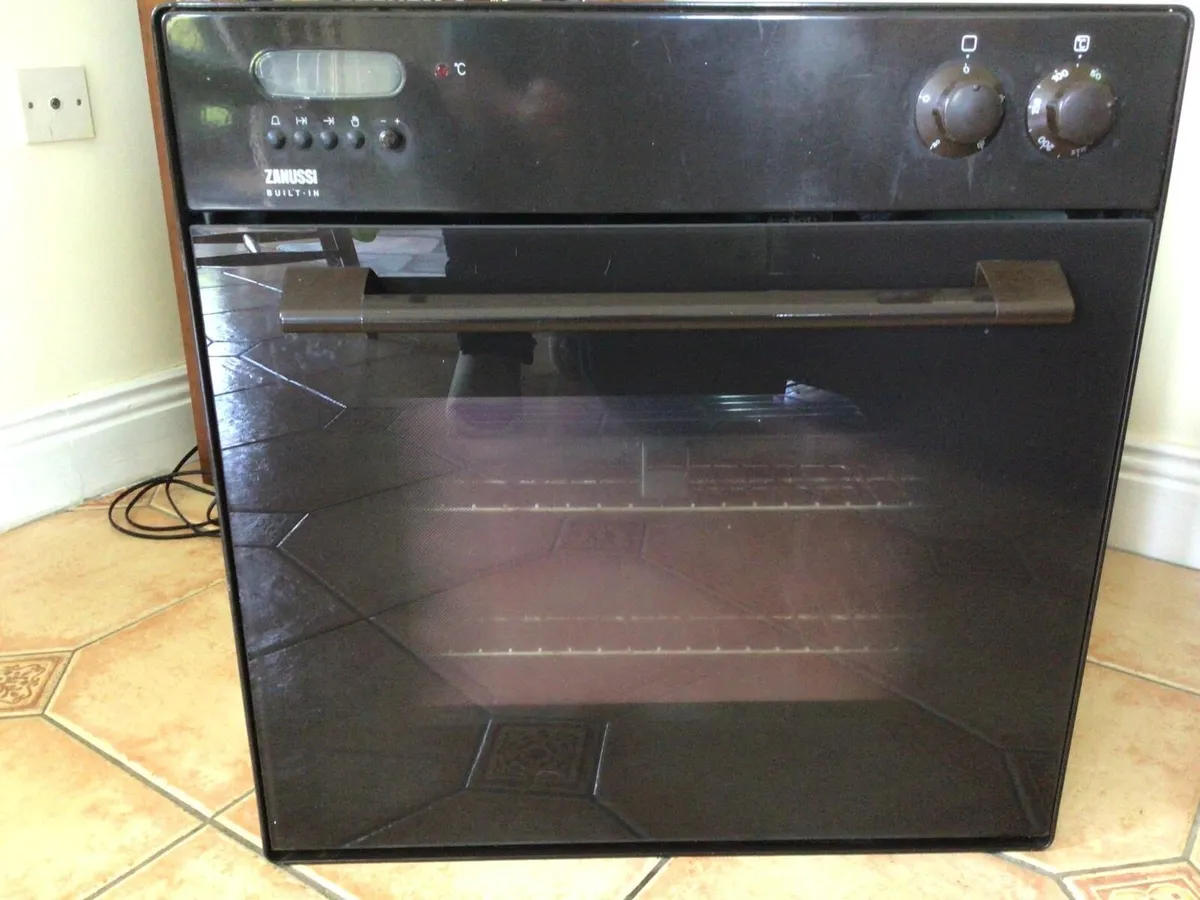 Oven and hob - Image 3