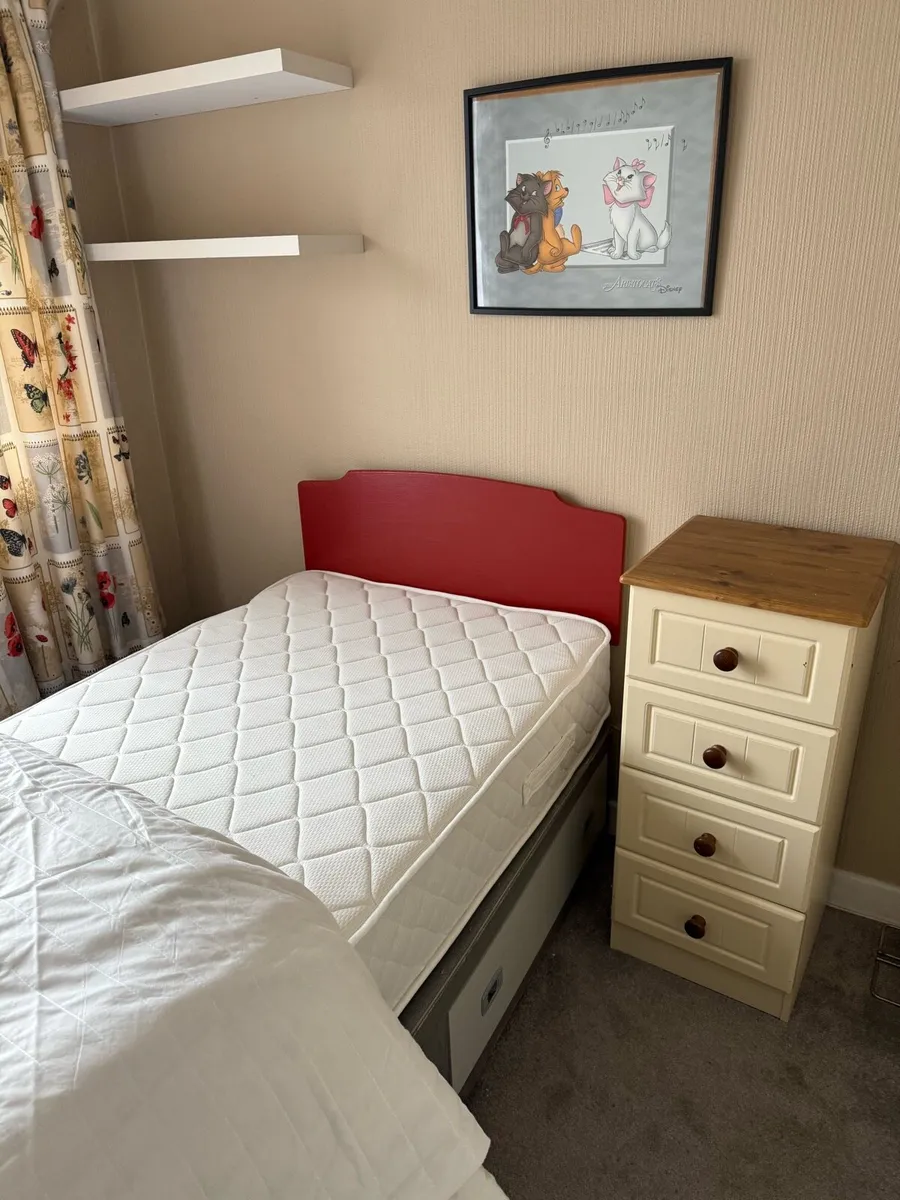 Bedroom contents - Image 1