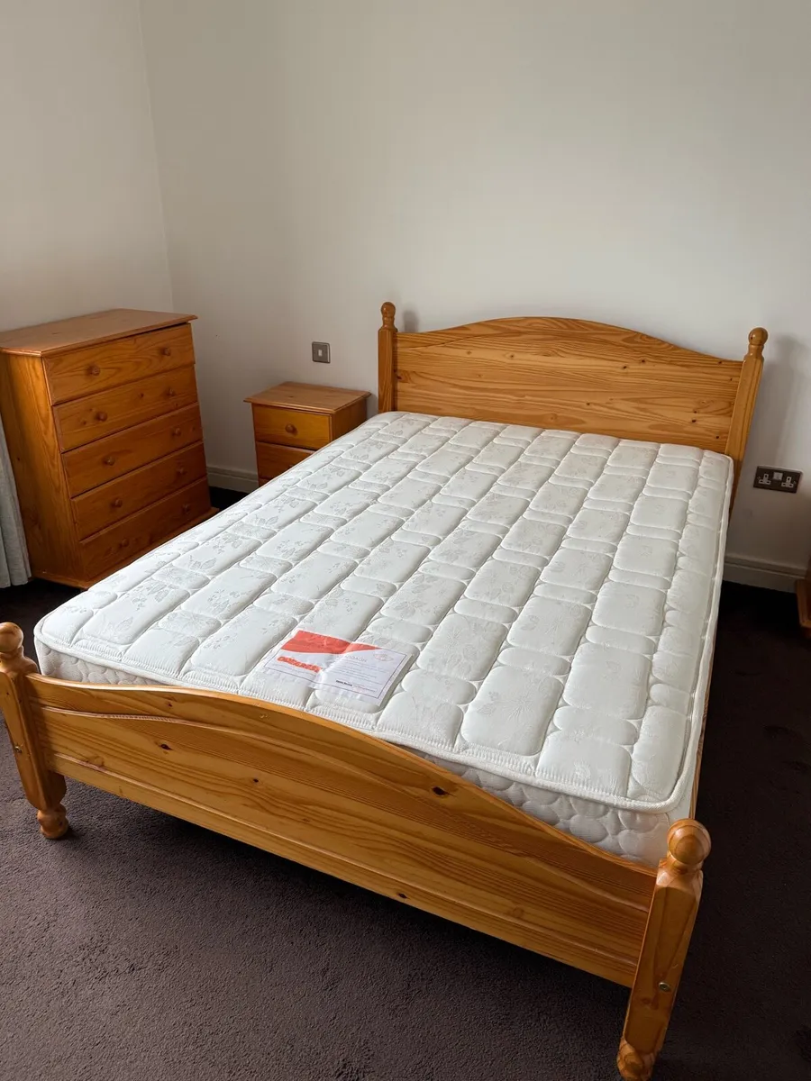 Double bed pine with matterss