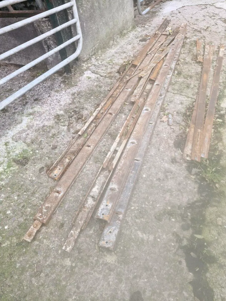 Automatic scraper tracks