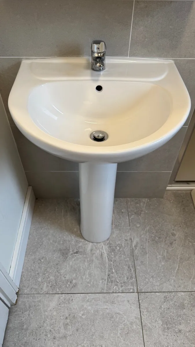 Bathroom sinks with the tap in excellent condition - Image 1