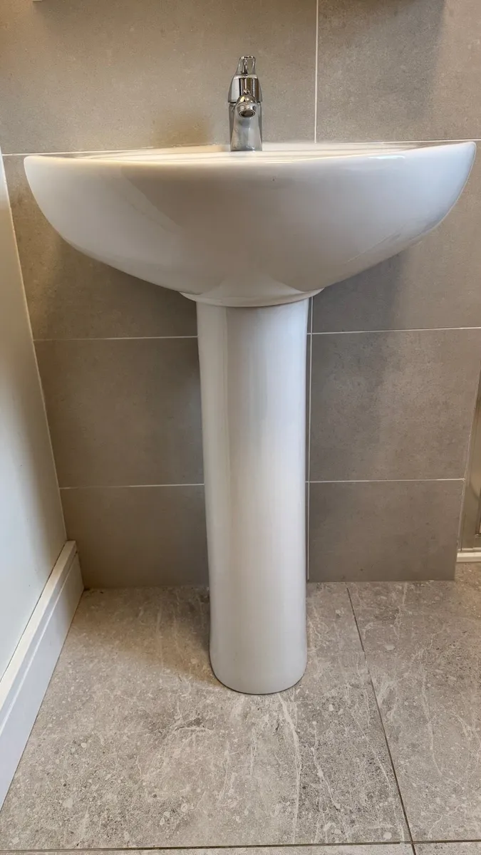 Bathroom sinks with the tap in excellent condition - Image 2