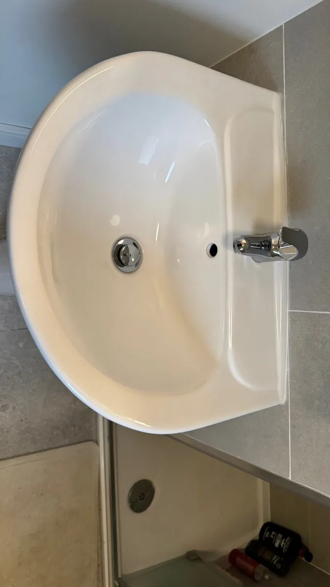 Bathroom sinks with the tap in excellent condition - Image 3