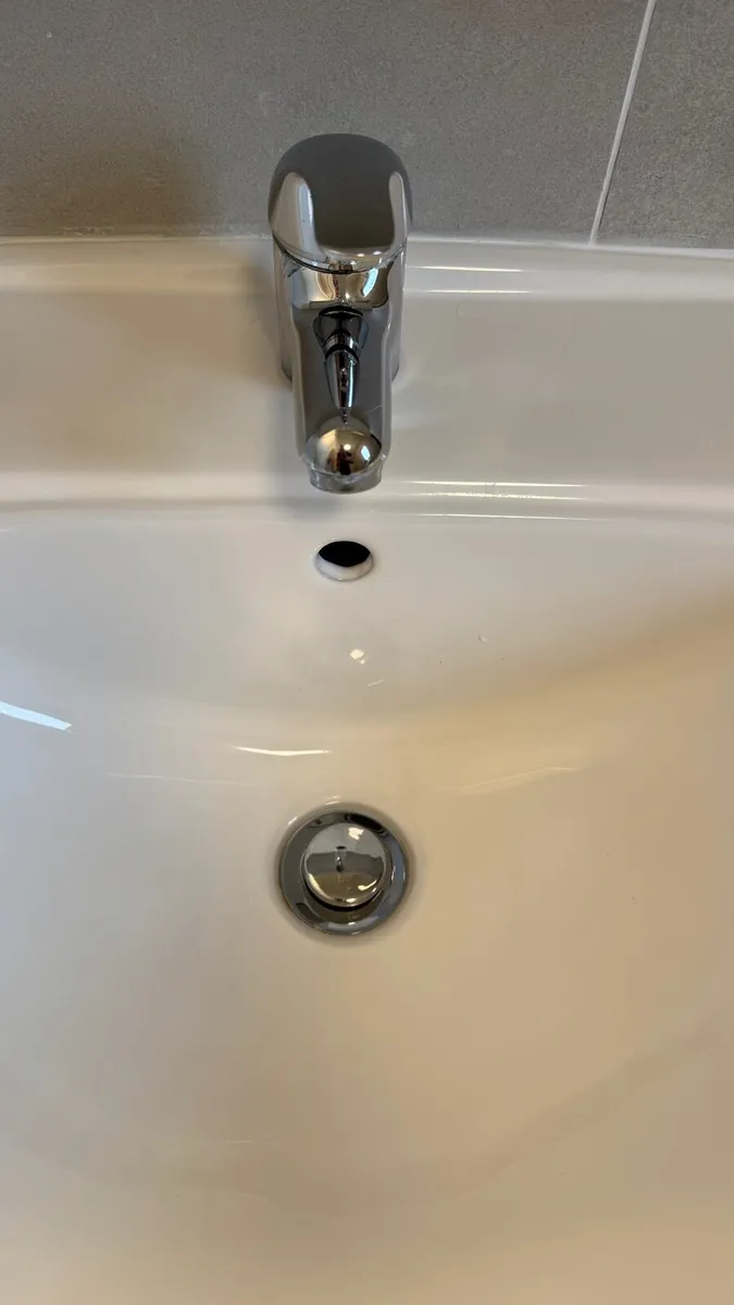 Bathroom sinks with the tap in excellent condition - Image 4