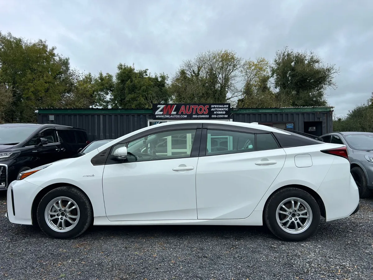20 Toyota Prius Hybrid - Image 4