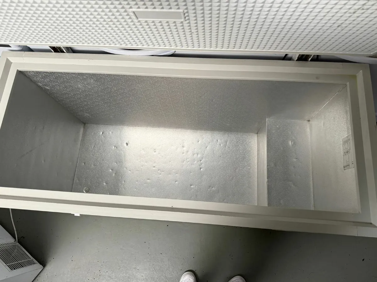 Commercial Chest Freezer (Unifrost CF500HS) - Image 3