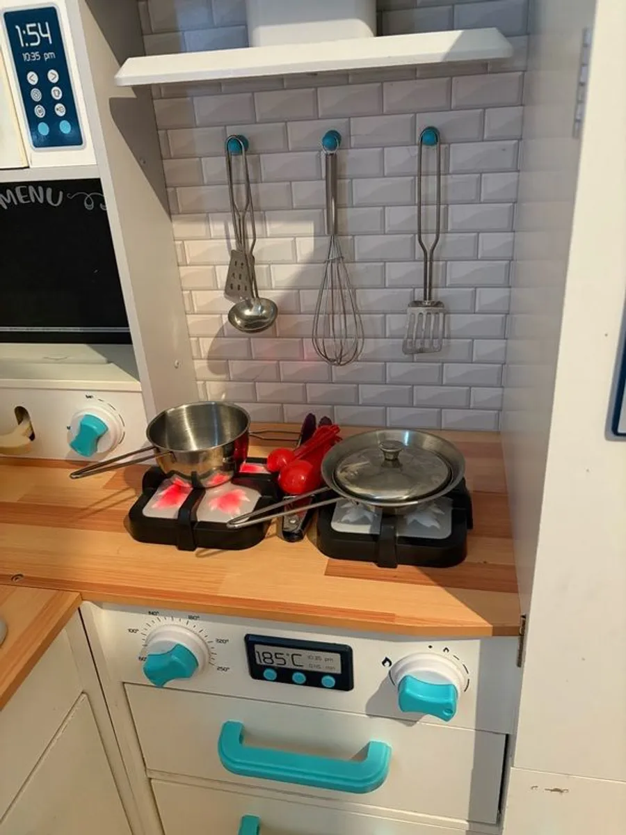 Kids kitchen with some accessories, good condition,  small mark on door - Image 1
