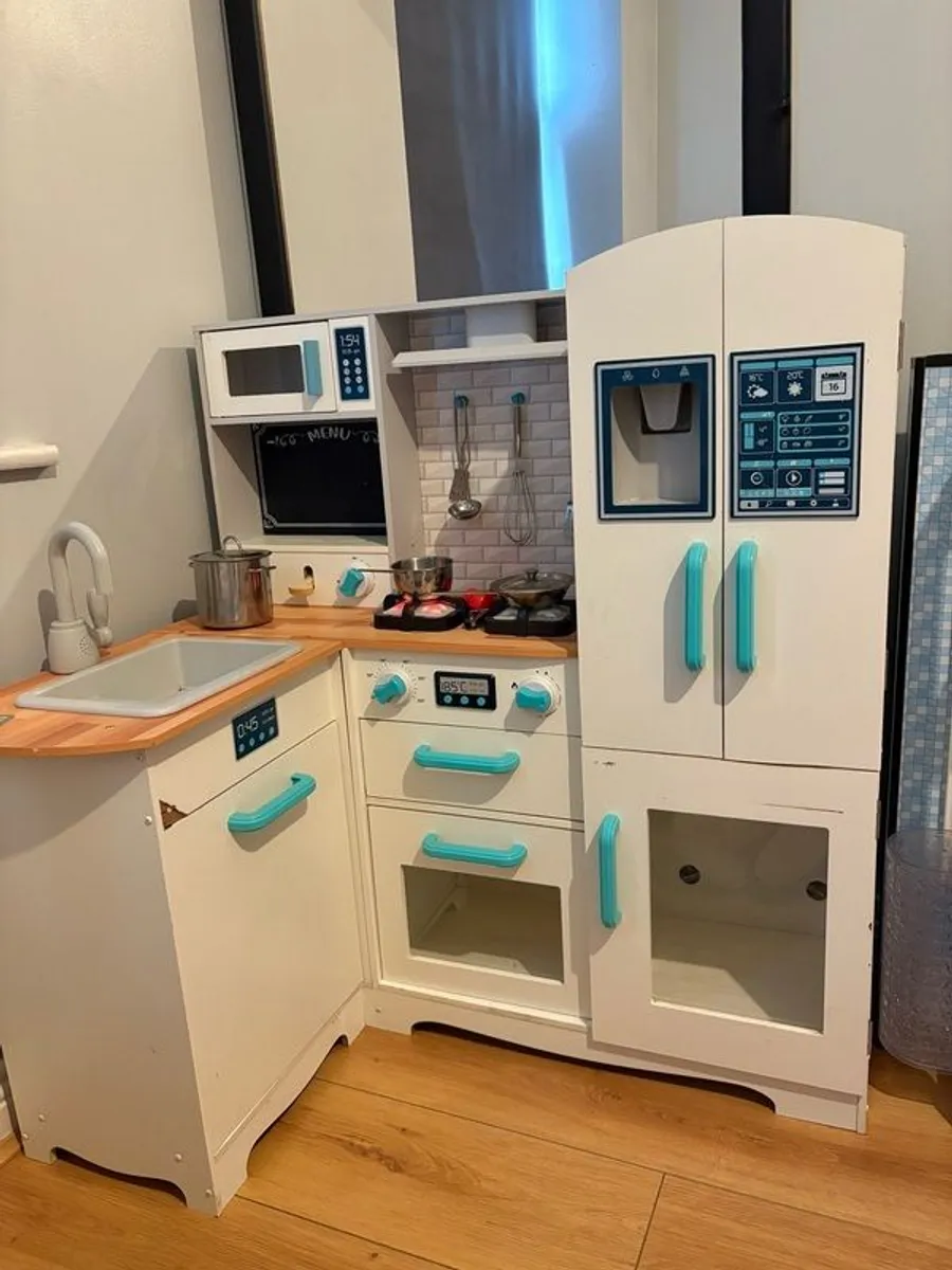 Kids kitchen with some accessories, good condition,  small mark on door - Image 2