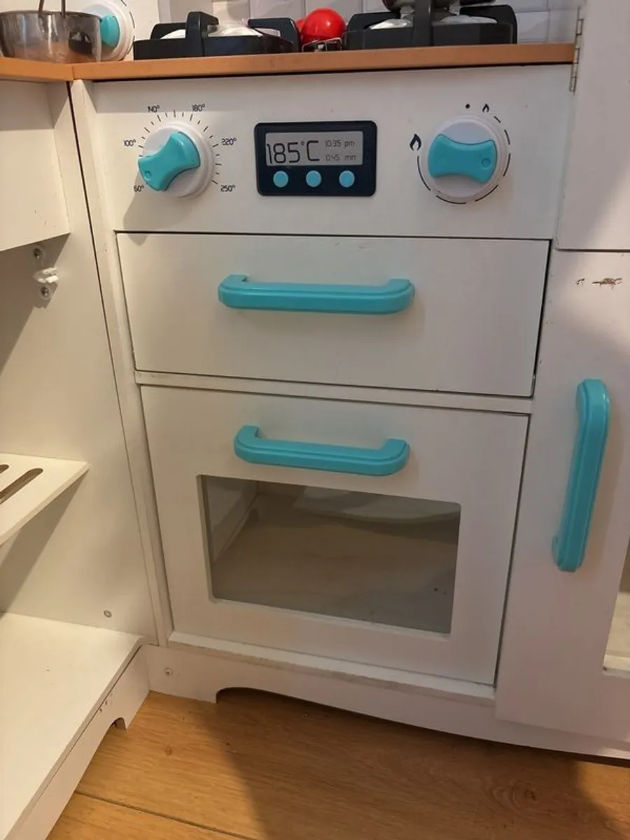 Kids kitchen with some accessories, good condition,  small mark on door - Image 3