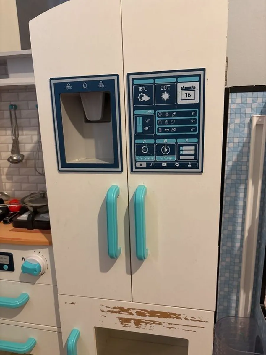 Kids kitchen with some accessories, good condition,  small mark on door - Image 4