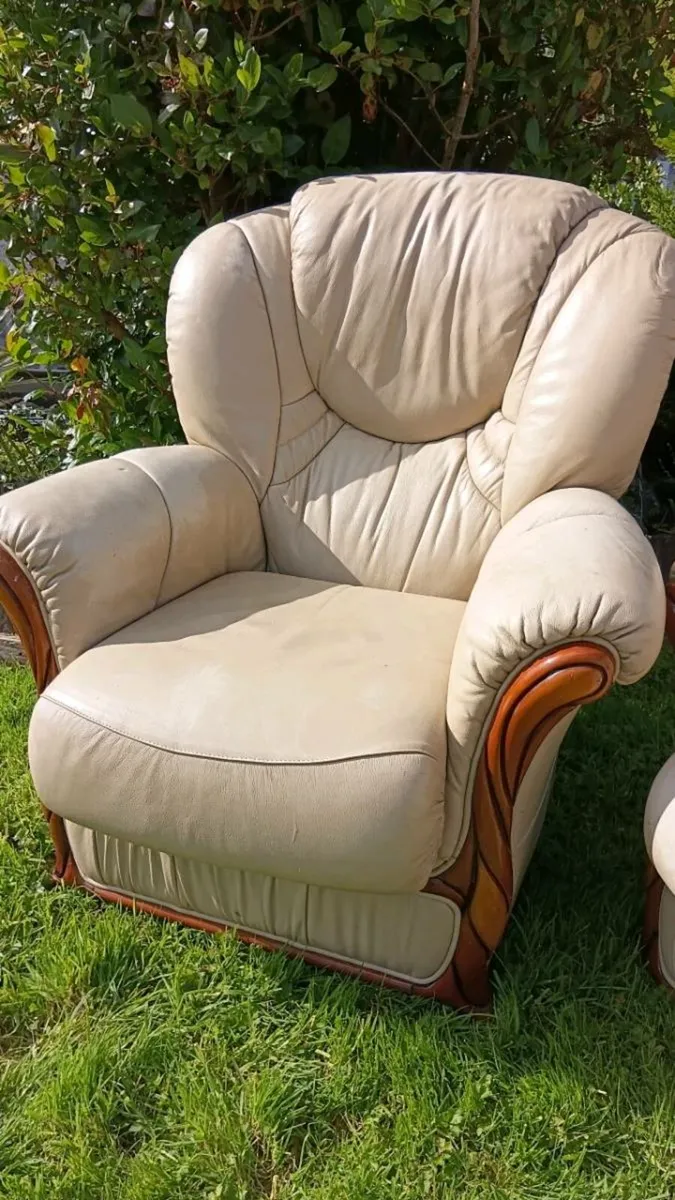 Free couch 2 armchair - Image 1