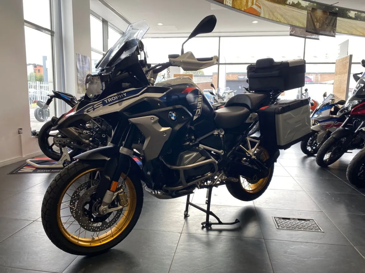2023 BMW R1250GS TE with Luggage & Crash Bars! - Image 4