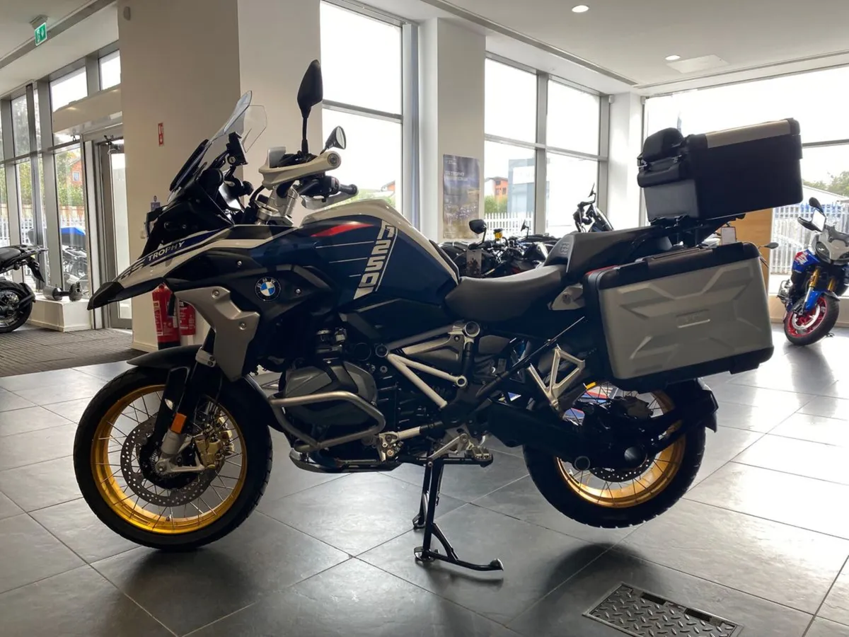 2023 BMW R1250GS TE with Luggage & Crash Bars! - Image 2