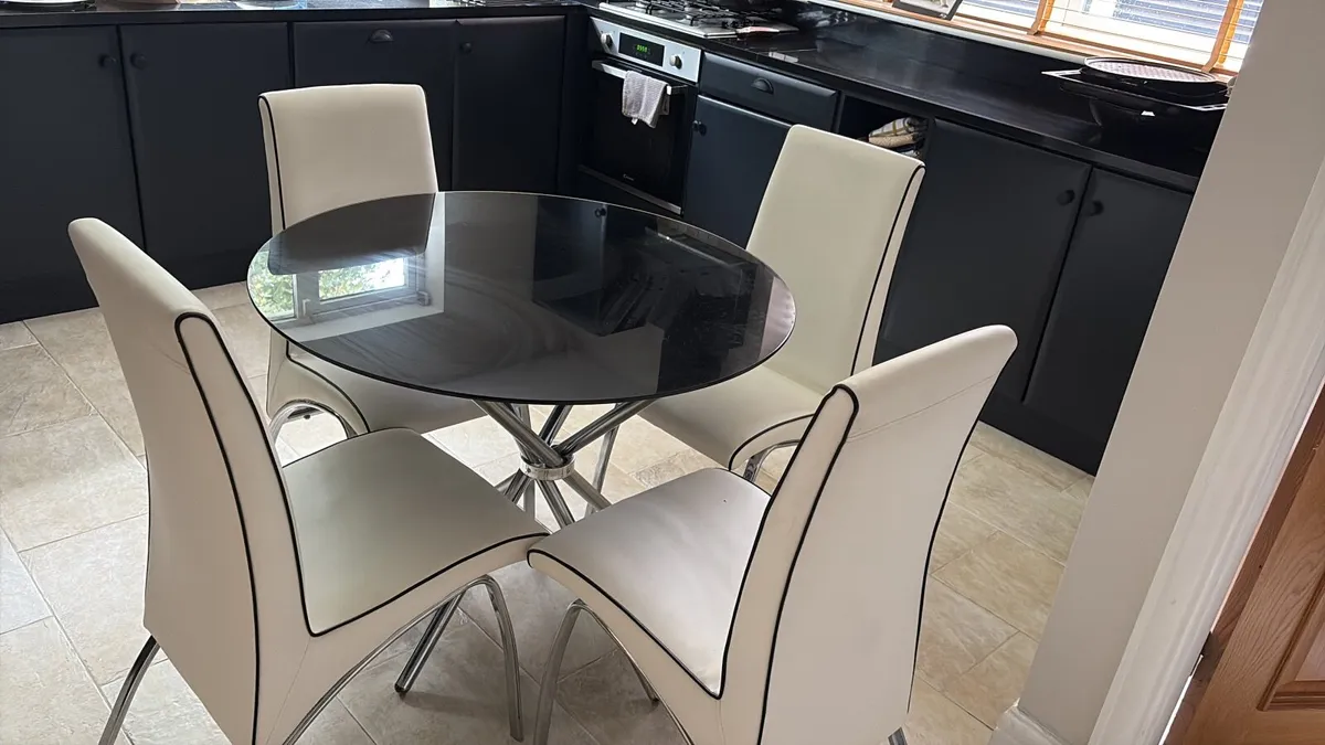 Table and chairs - Image 1