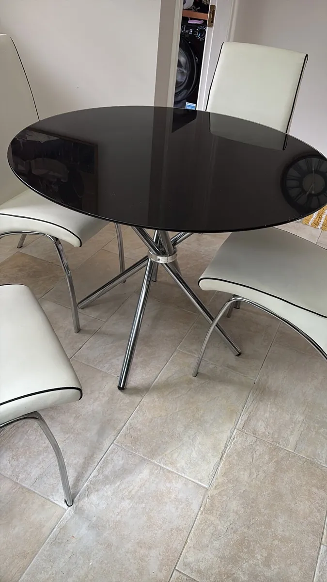 Table and chairs - Image 2