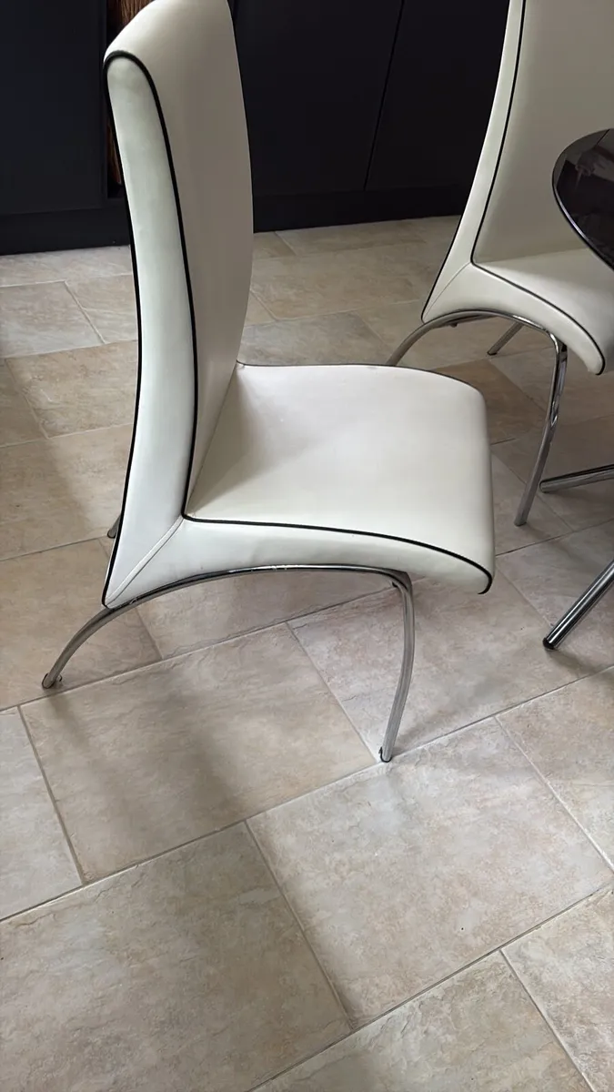 Table and chairs - Image 3