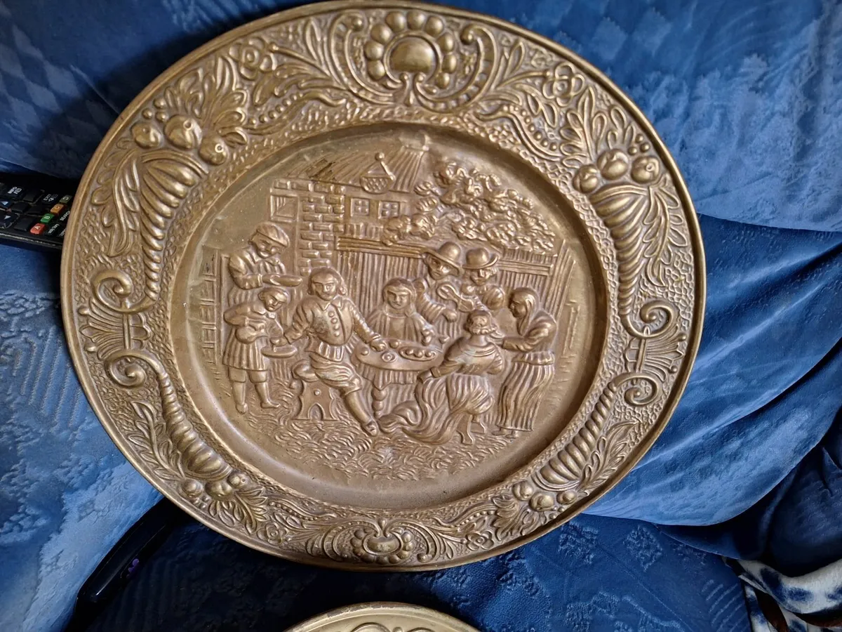 A pair of vintage brass wall plaques - Image 2