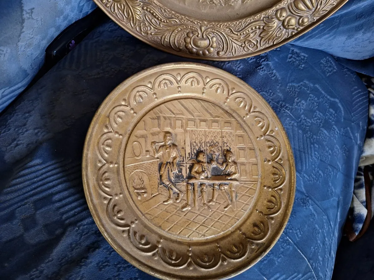 A pair of vintage brass wall plaques - Image 3