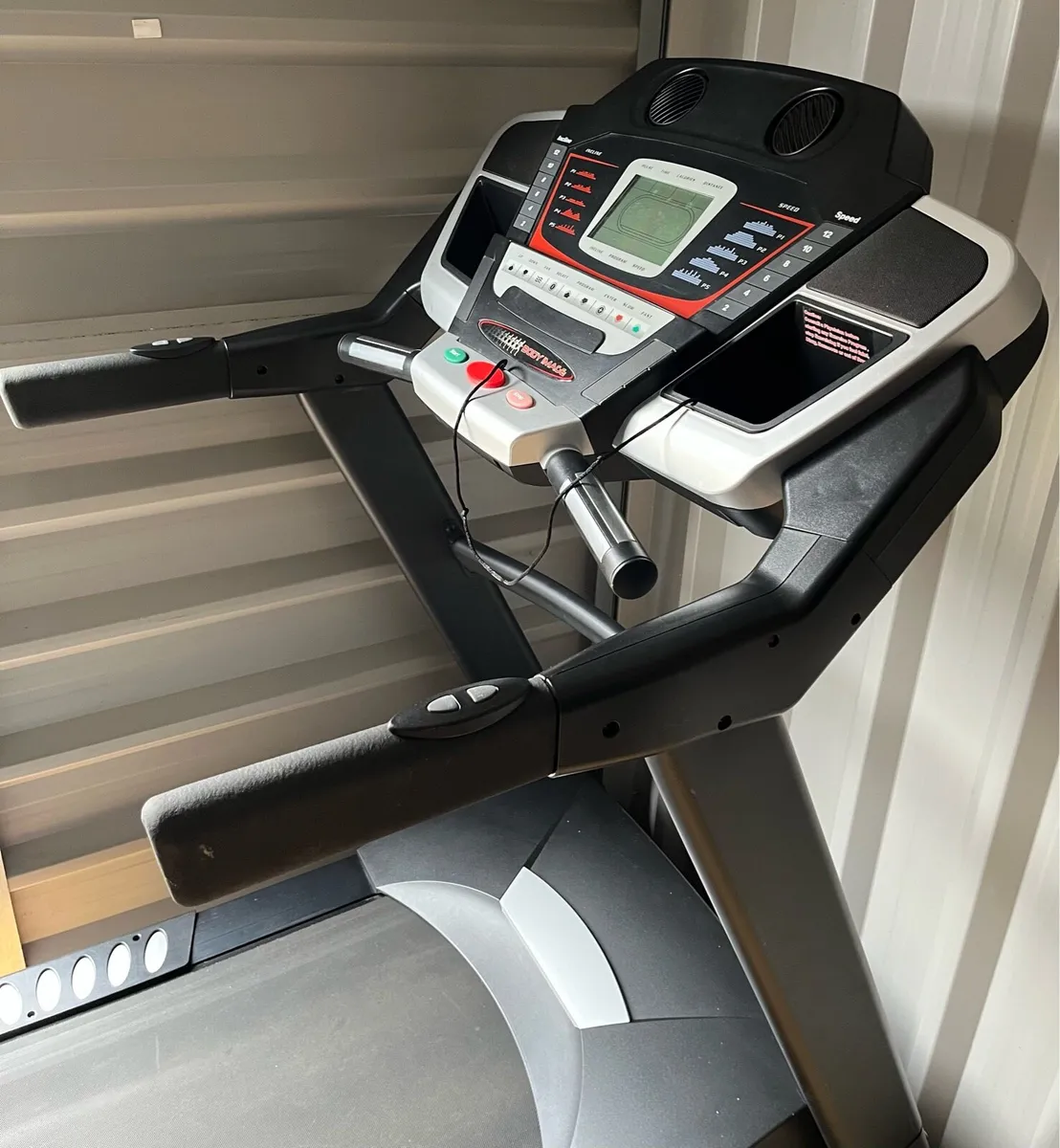 Body image commercial gym style treadmill - Image 2