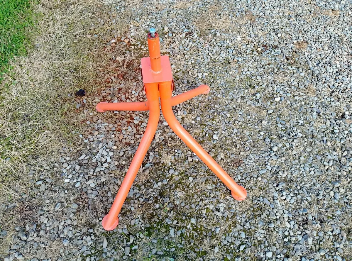 Cement mixer with stand - Image 3