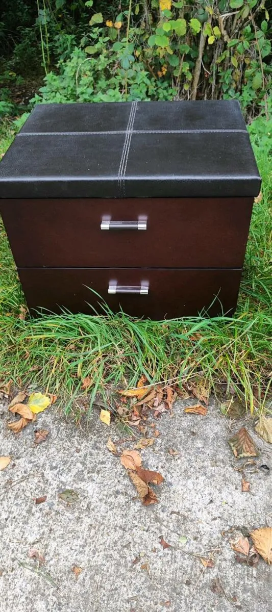 2 dark wood bedside tables - Image 1