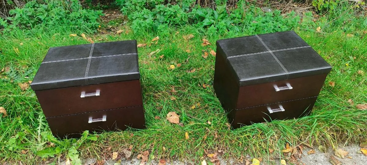2 dark wood bedside tables - Image 4