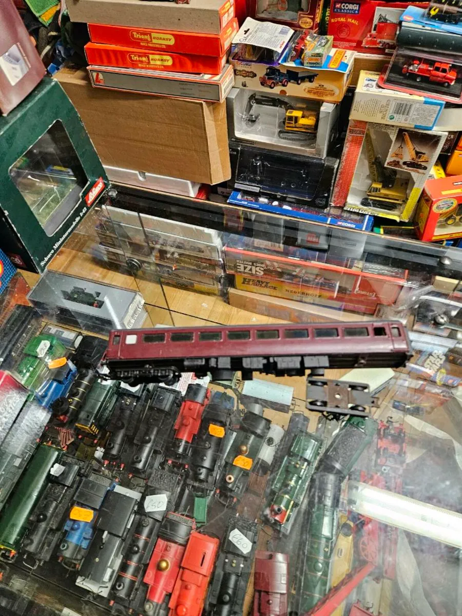 Hornby Airfix OO Gauge Carraige - Image 1