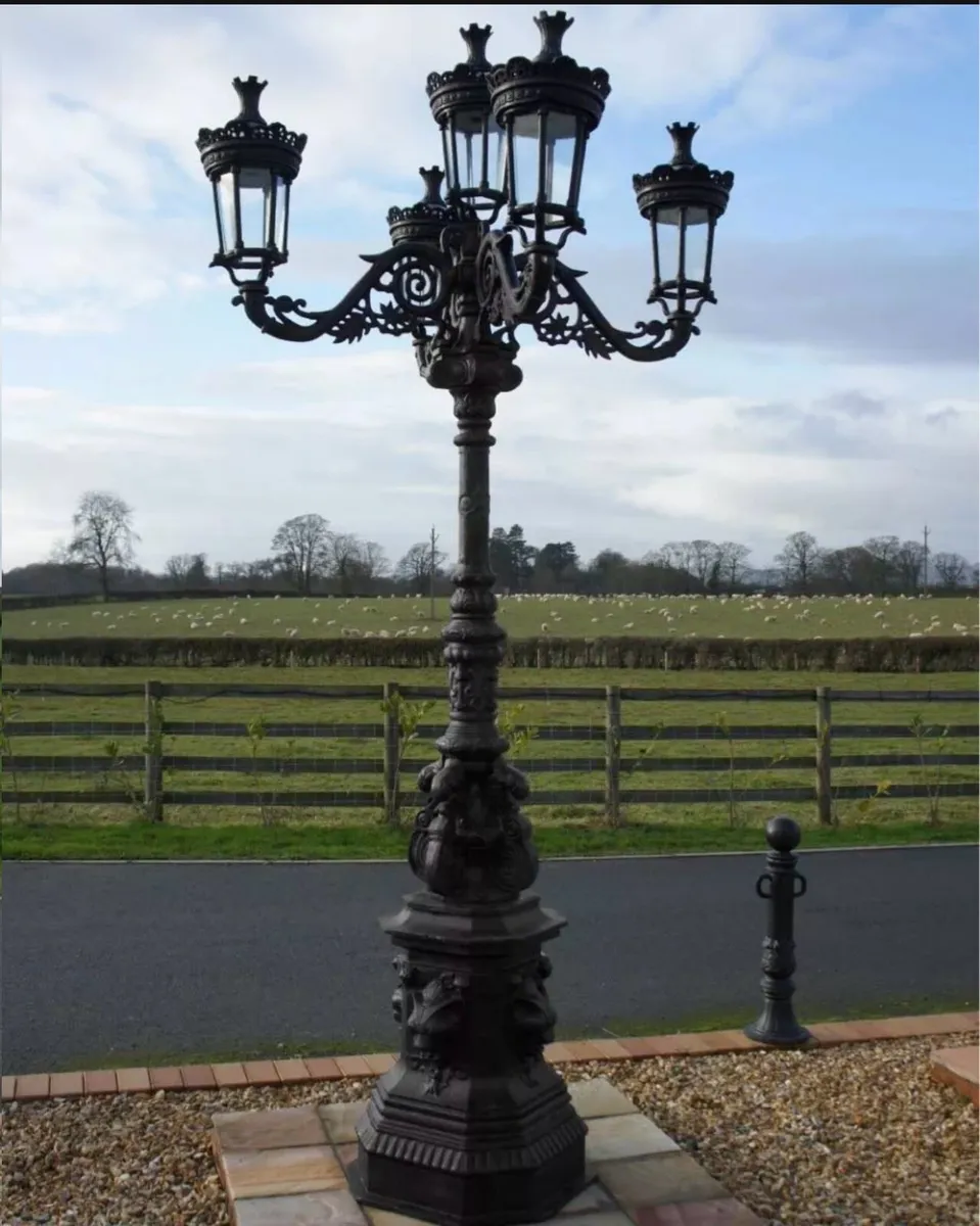 Set of 4 cast iron lamps - Image 1