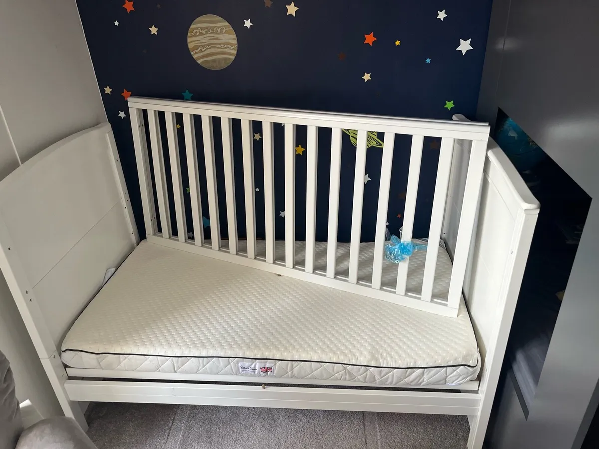 Baby cot, changing table and nursing chair - Image 1