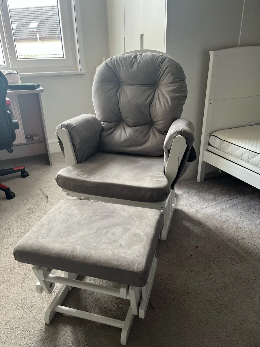 Baby cot, changing table and nursing chair - Image 2