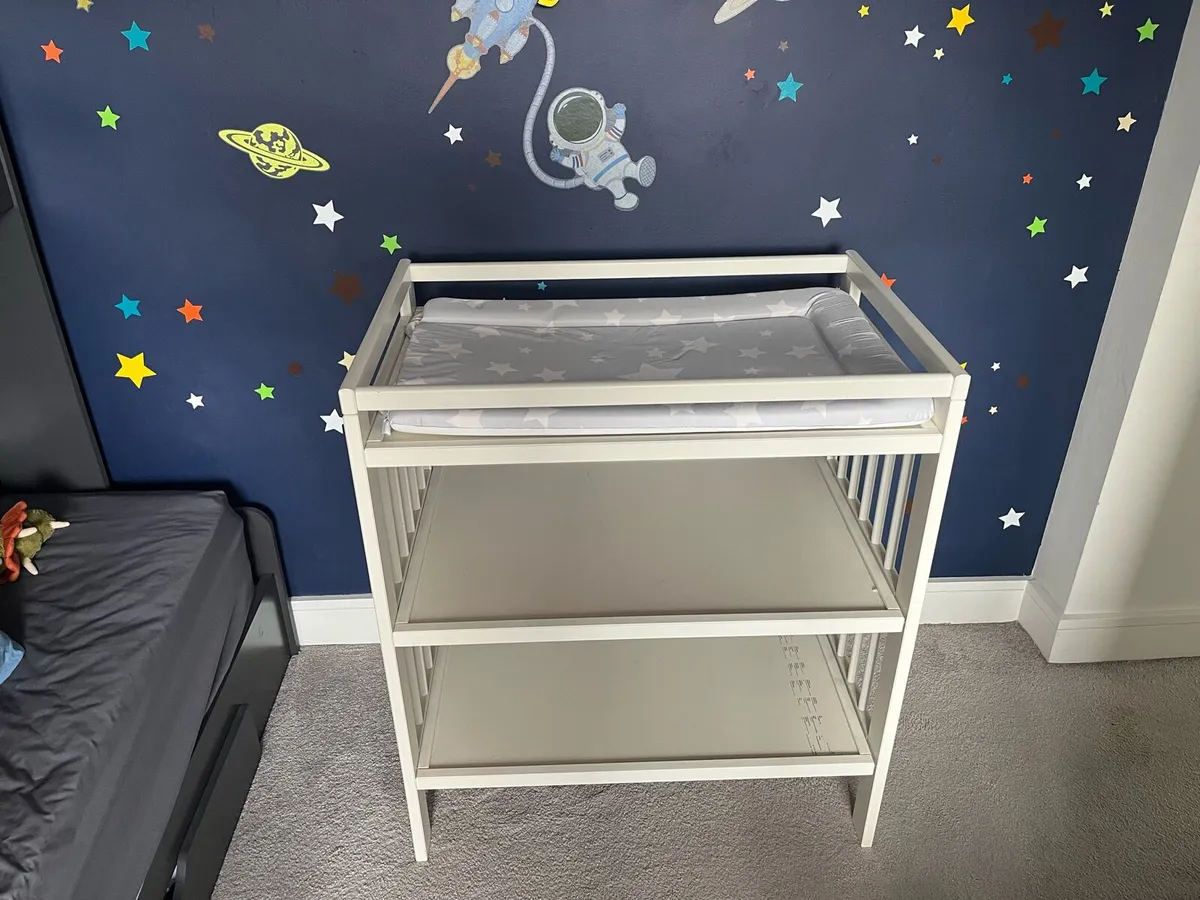 Baby cot, changing table and nursing chair - Image 3