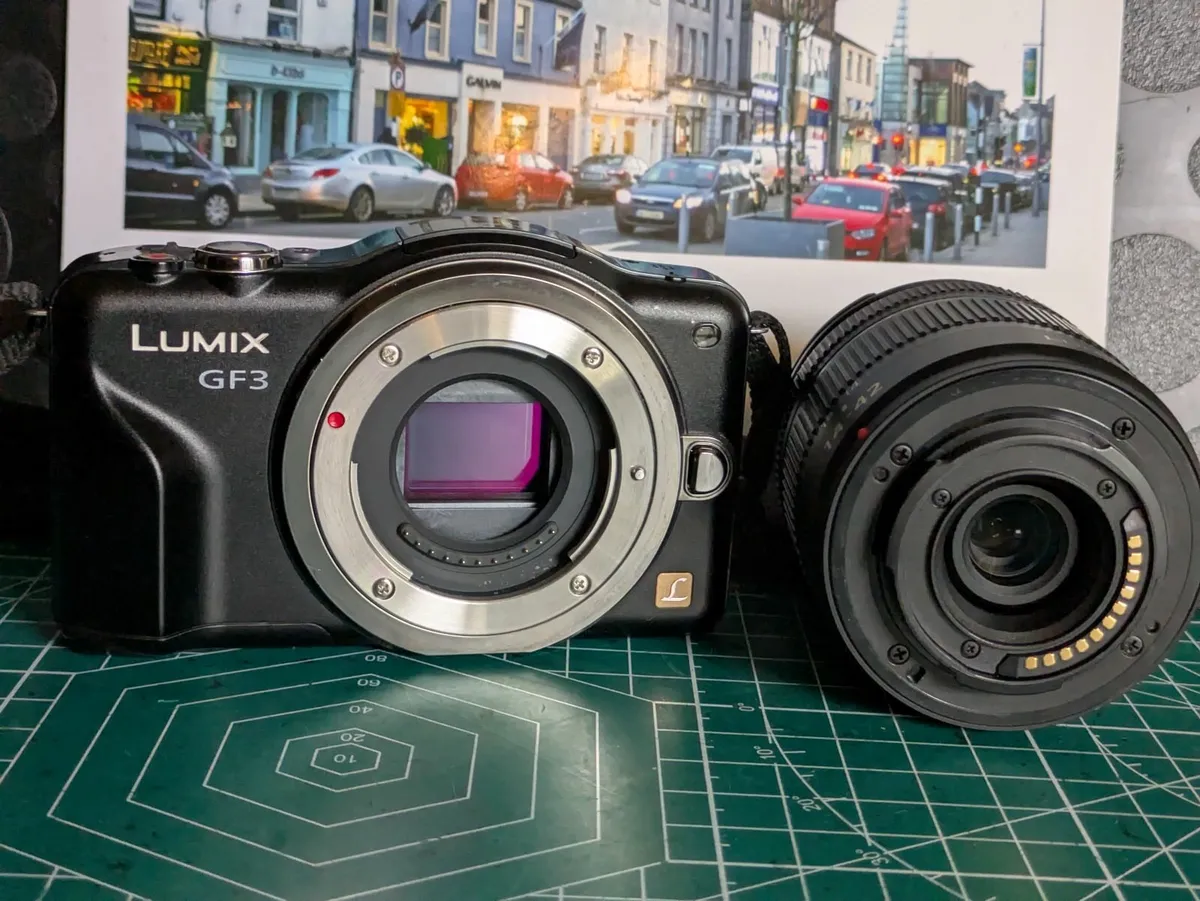 Panasonic Lumix GF3 micro 4/3 + 14-42mm zoom lens - Image 2
