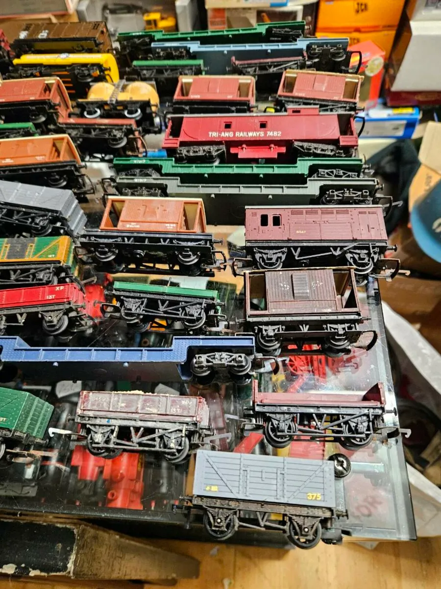 Hornby Triang Lima OO Gauge Wagons - Image 3
