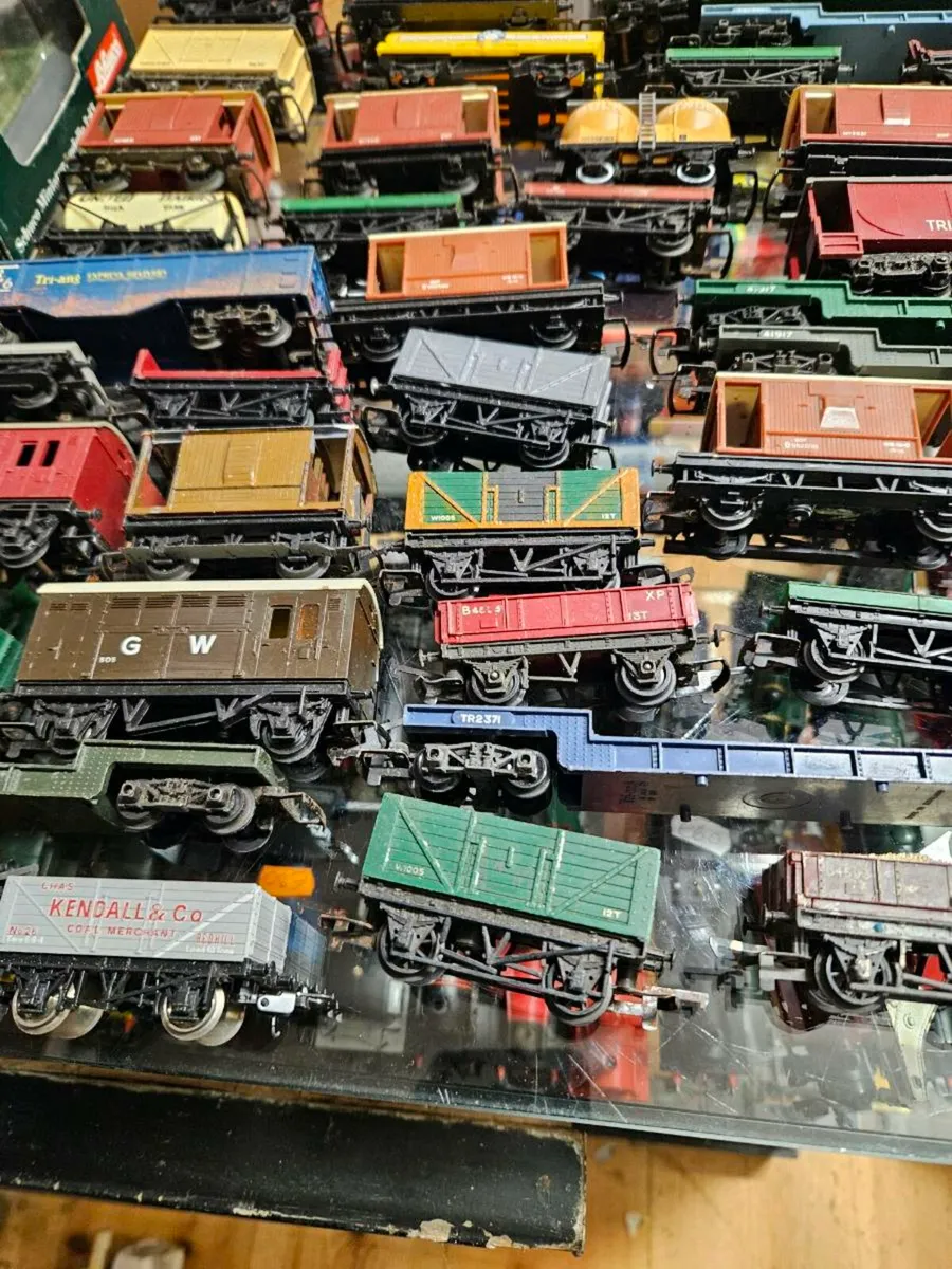 Hornby Triang Lima OO Gauge Wagons - Image 4