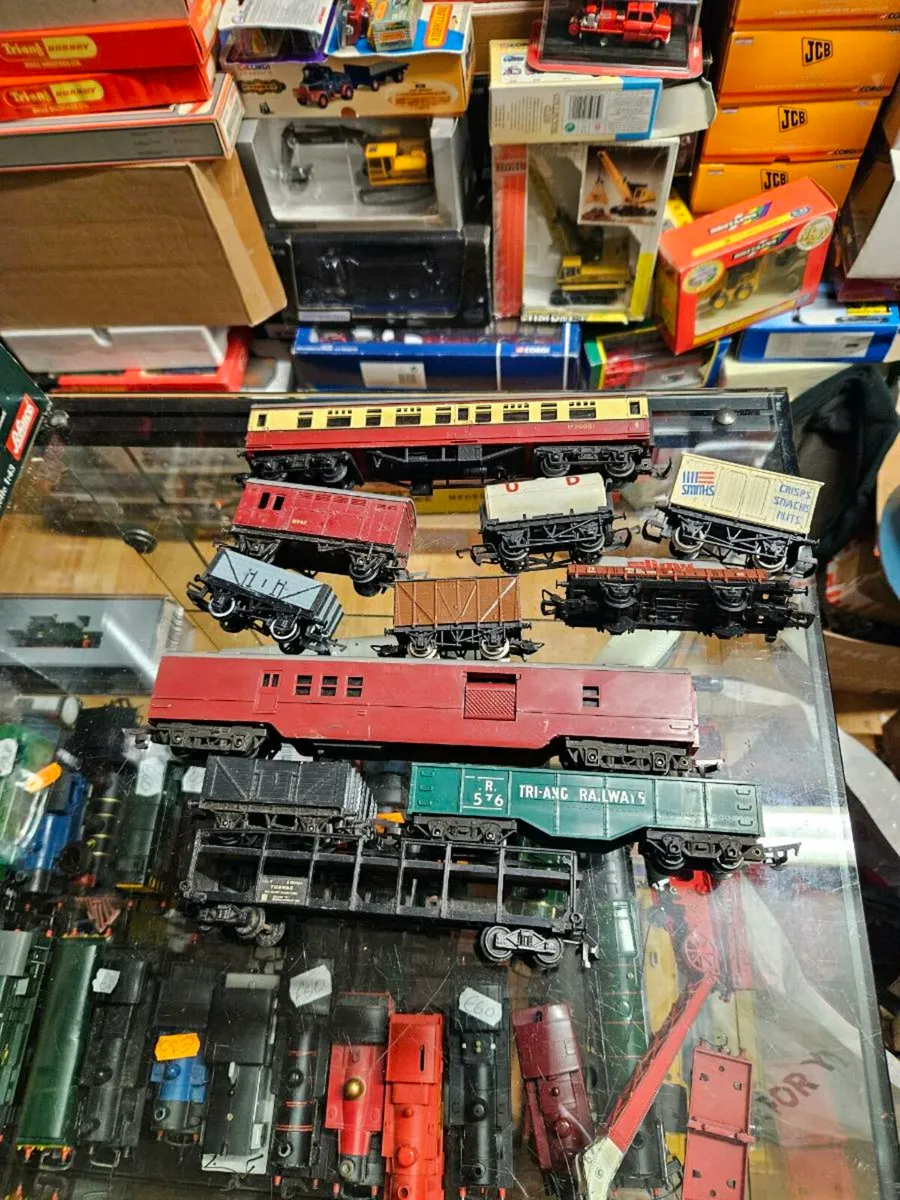 Hornby Triang Lima OO Gauge Wagons Carraiges - Image 1