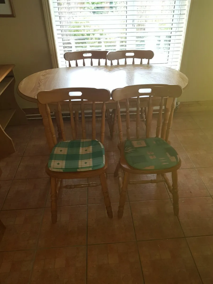 Table and 4 chairs - Image 2