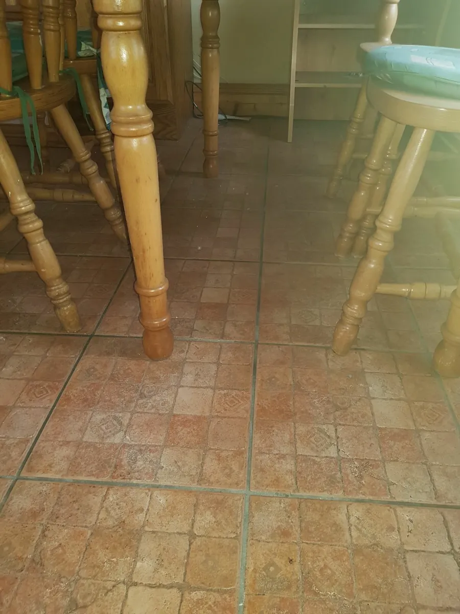 Table and 4 chairs - Image 3