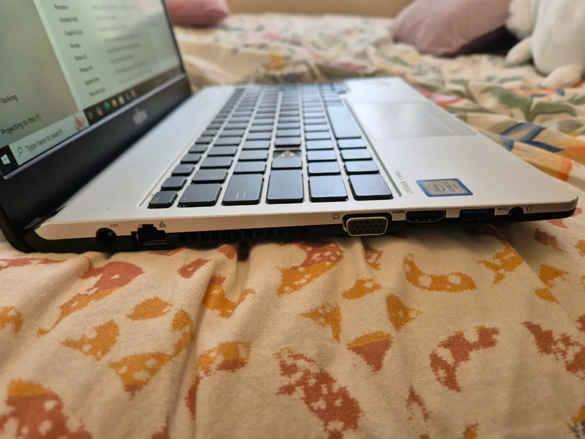 Fujitsu Laptop i5 6th Gen - Image 3