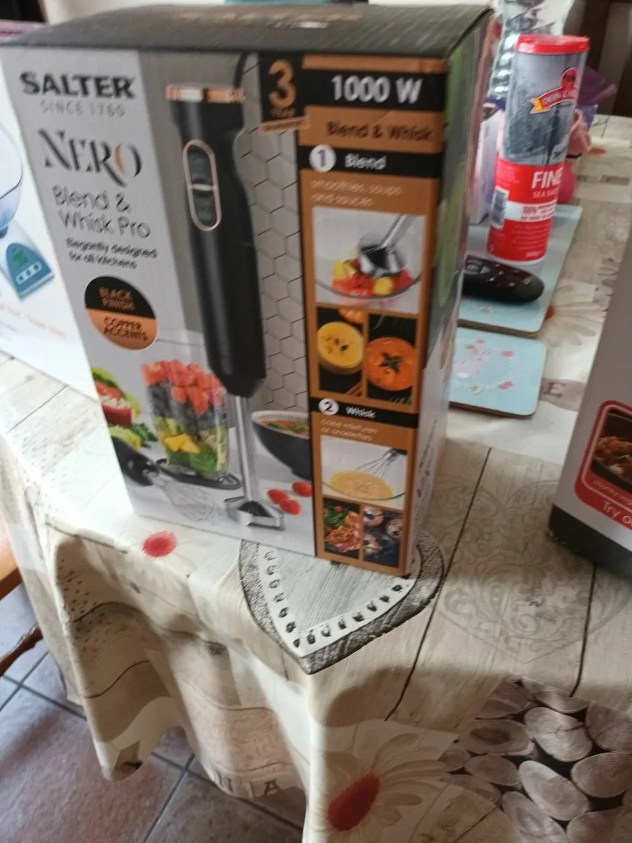 Electronic hand mixer