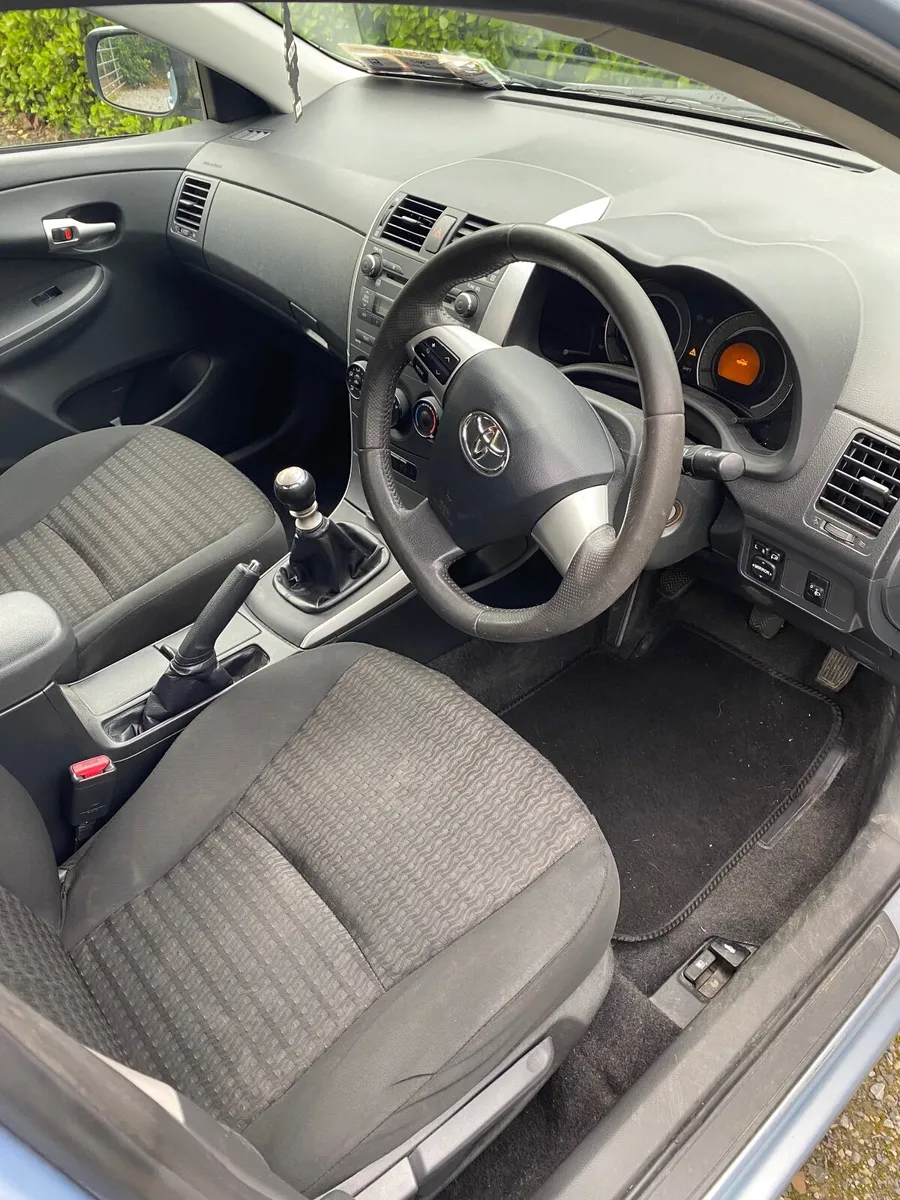 Toyota Corolla 2011 - Image 2