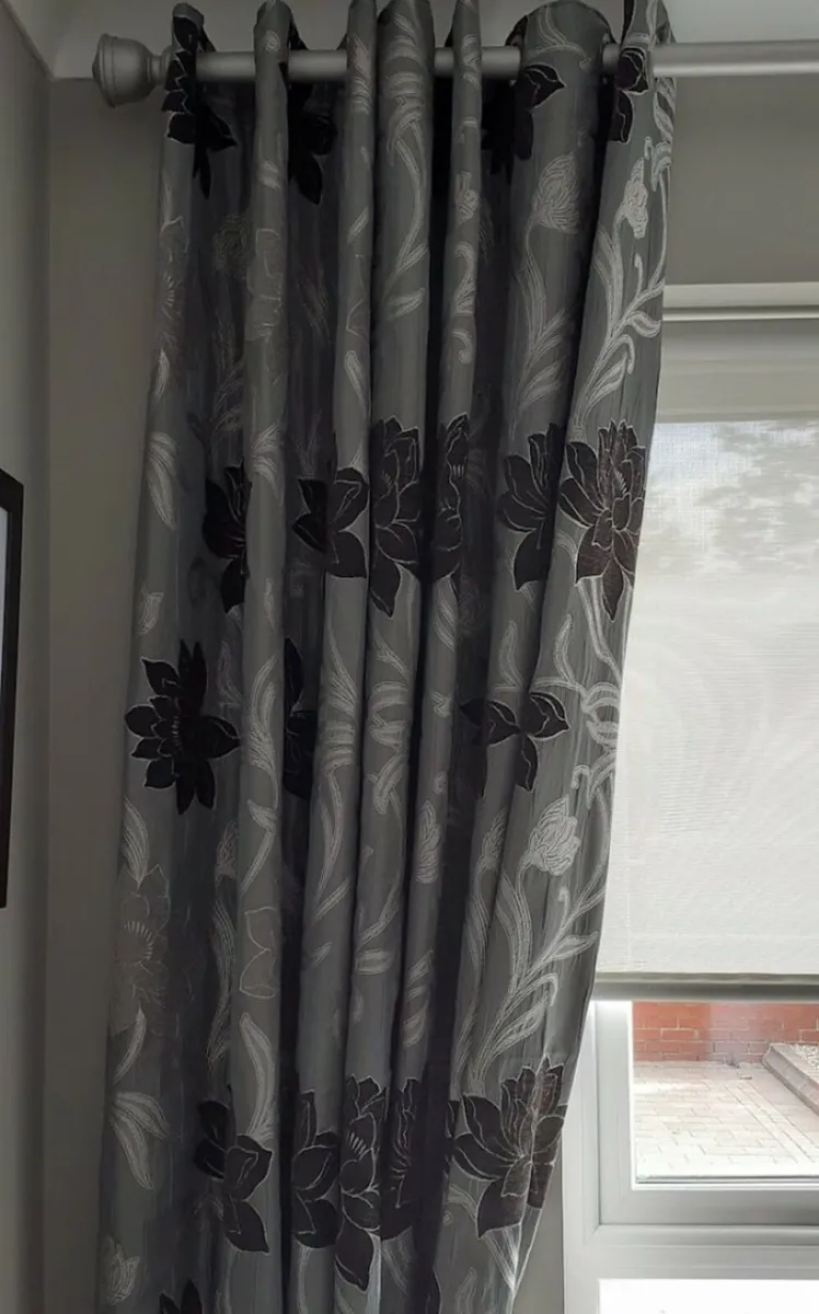 Curtains - Image 2