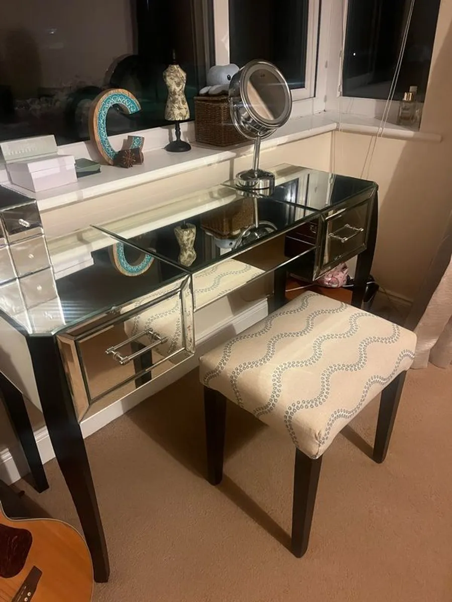 dressing table - Image 1