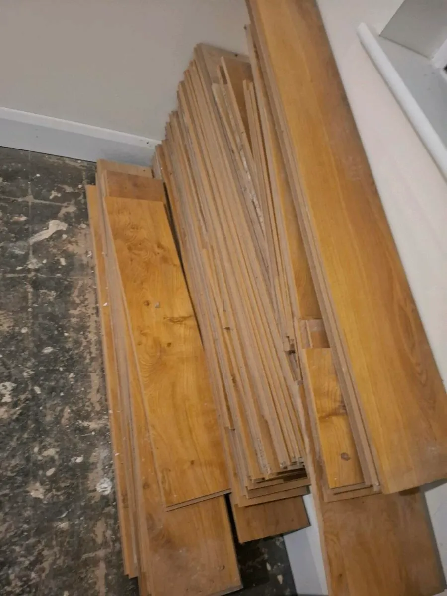 Laminate Oak timber floor - Image 2