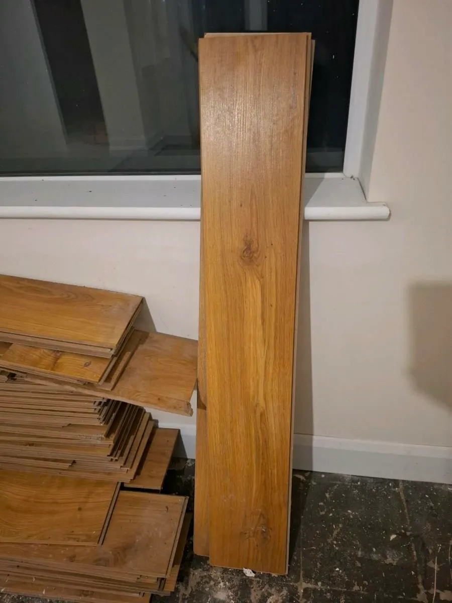 Laminate Oak timber floor - Image 3