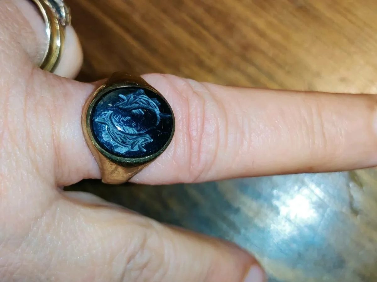 BLACK ONYX FISHES, 9CT Thick Old Gold Signet Ring - Image 2
