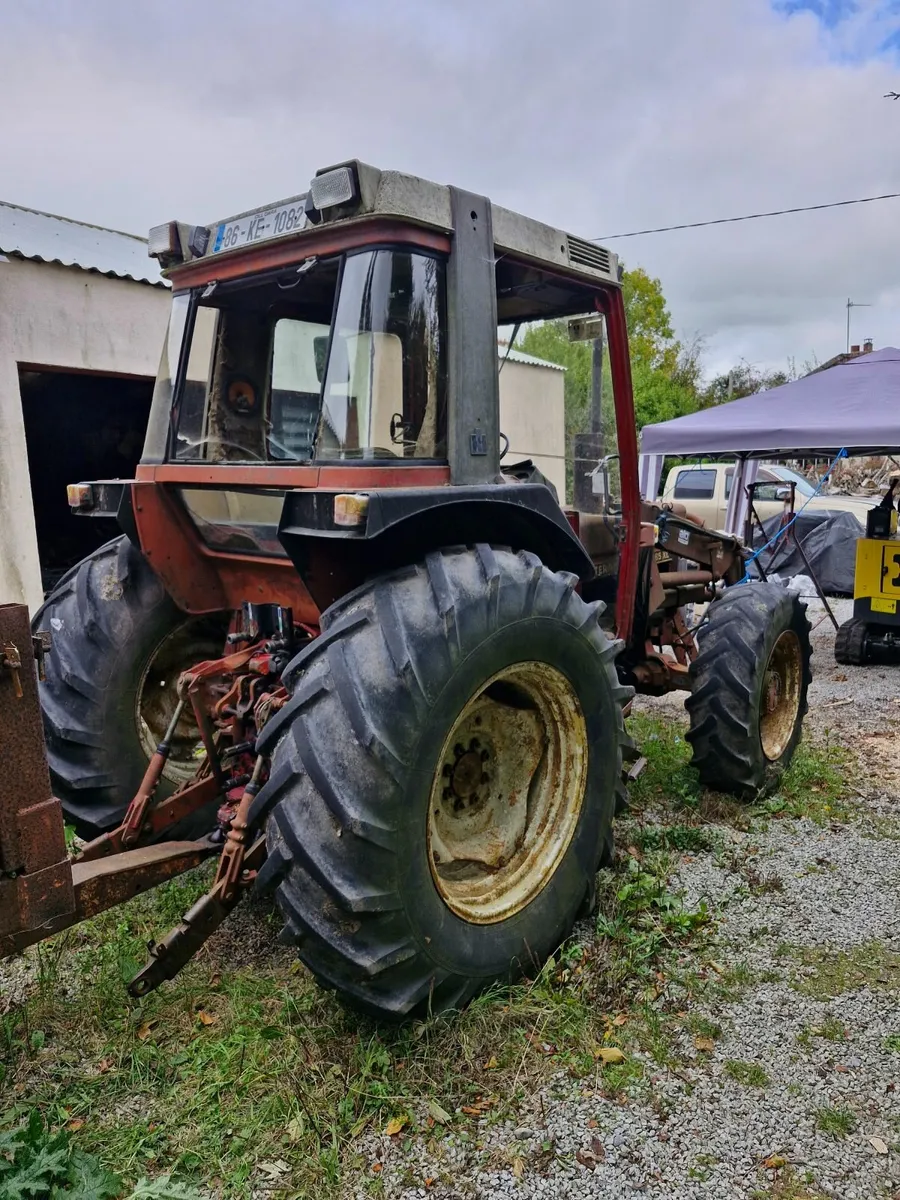 885xl Tractor - Image 1