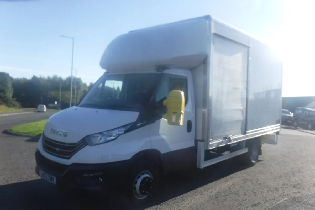 Iveco Daily 2022 72-210 15ft Box with tail lift - Image 2
