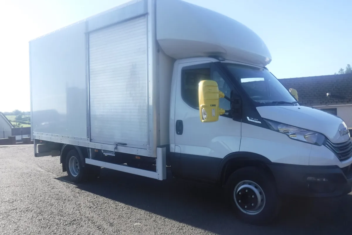 Iveco Daily 2022 72-210 15ft Box with tail lift - Image 1