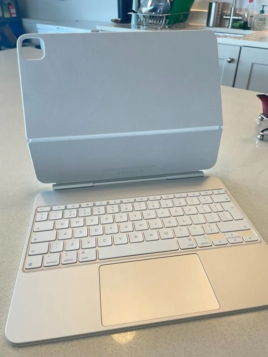 2025 - 13" M4 ipad pro keyboard & cover. Like new - Image 1