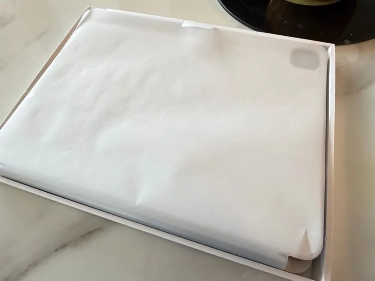 2025 - 13" M4 ipad pro keyboard & cover. Like new - Image 2
